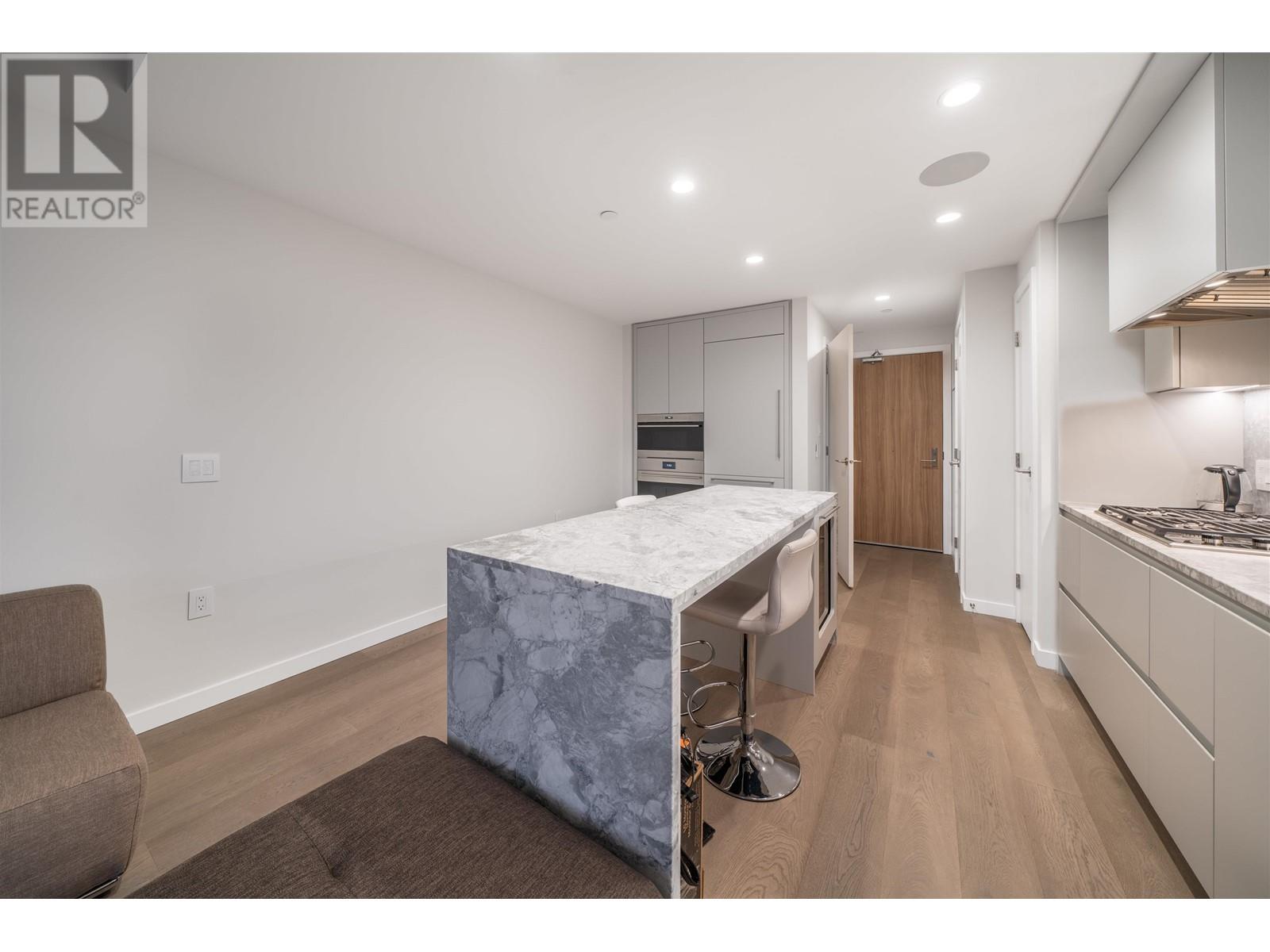 1902 7433 CAMBIE STREET