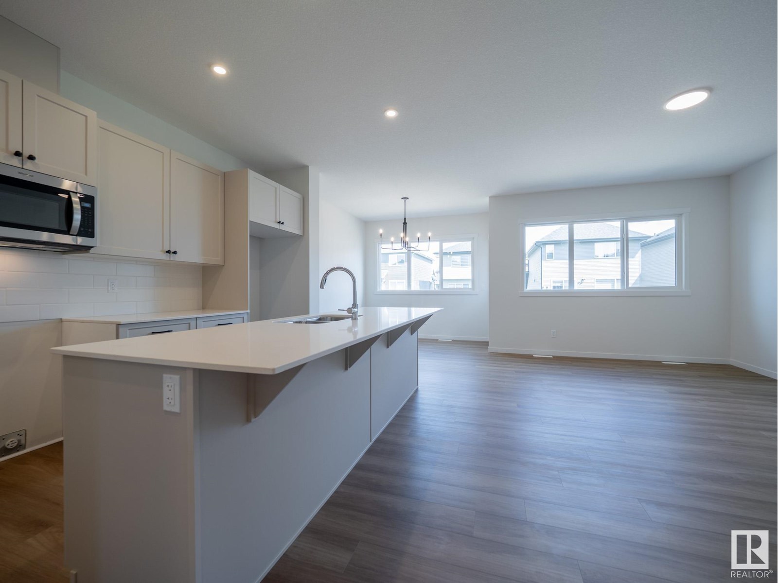 9315 227 ST NW