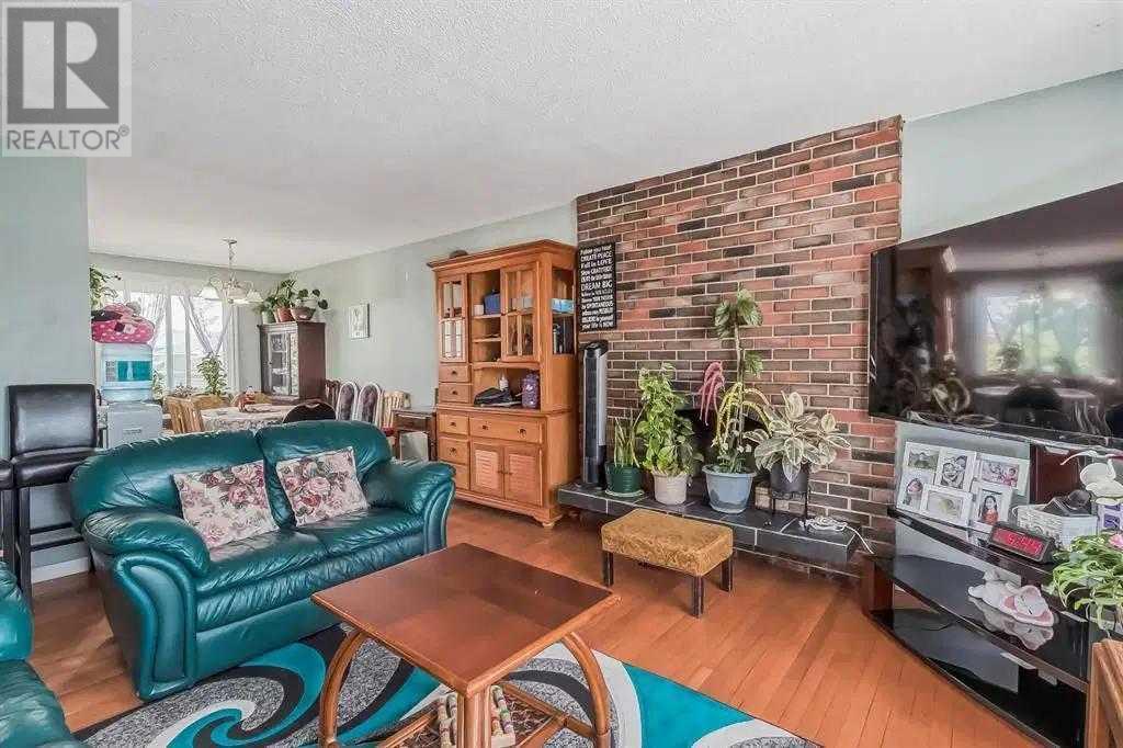 319 Manora Drive NE