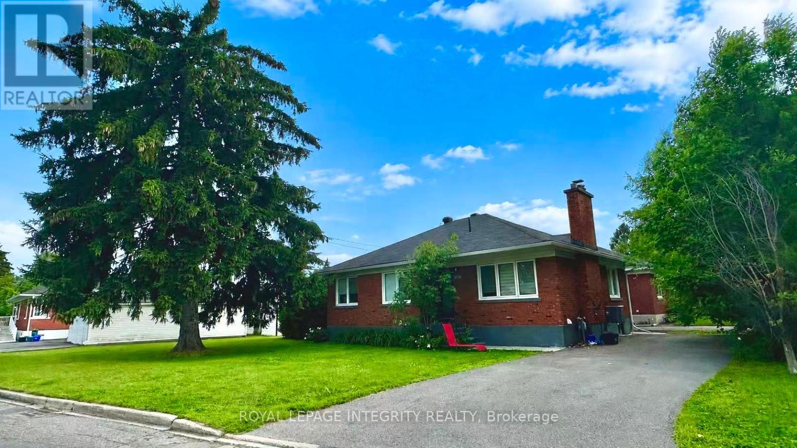 Photo 1 of 14 — B - 610 ALESTHER STREET Unit B, Ottawa, ON K1K1J2