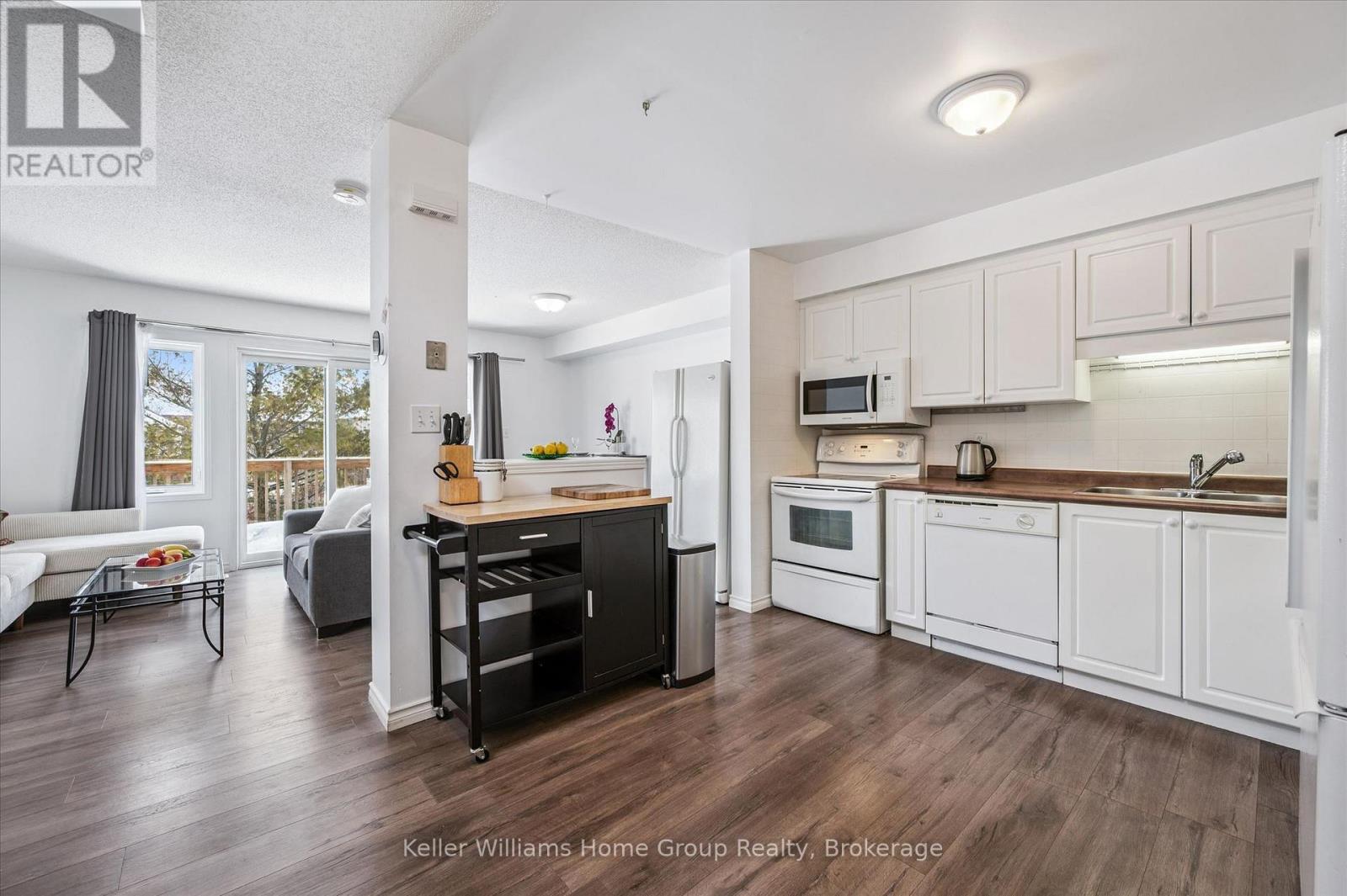23 - 151 CLAIRFIELDS DRIVE E