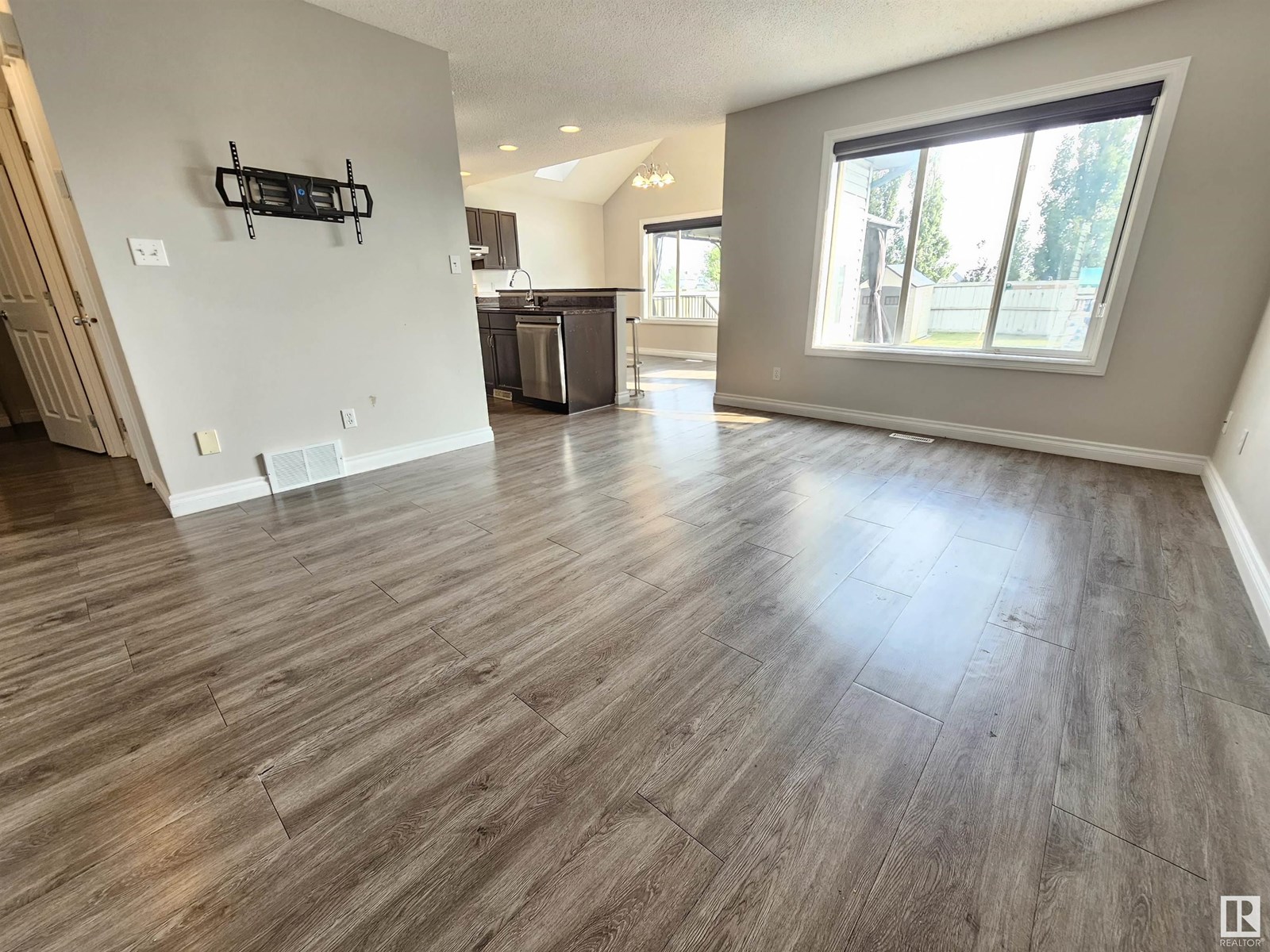 8923 8 AV SW