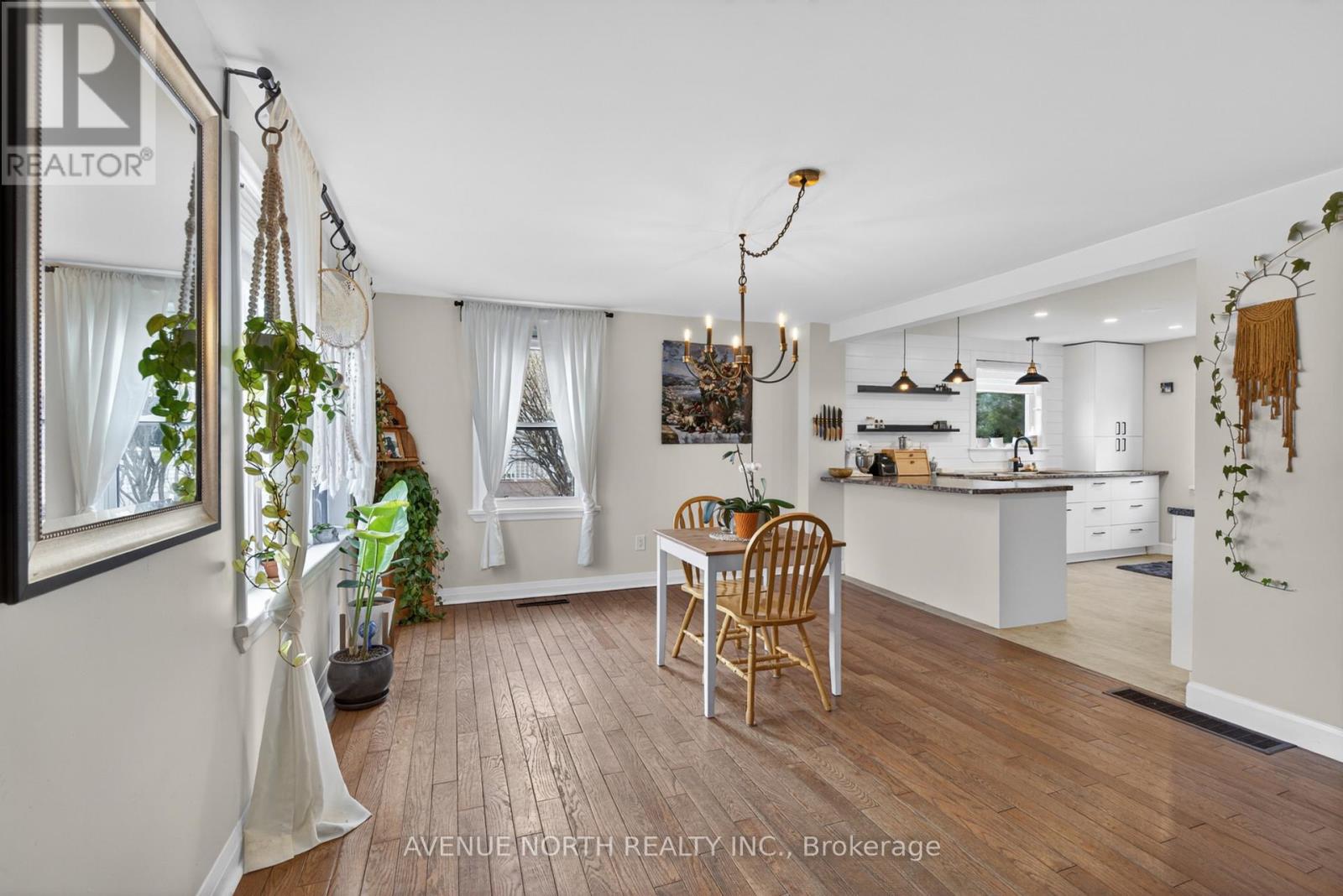 587 ROY STREET W