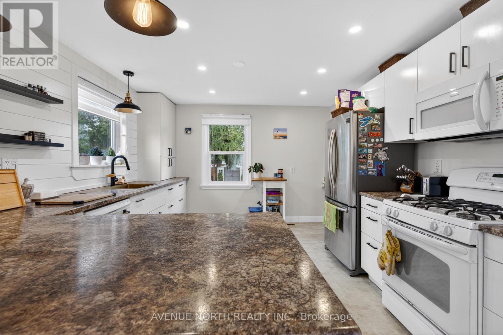 587 ROY STREET W