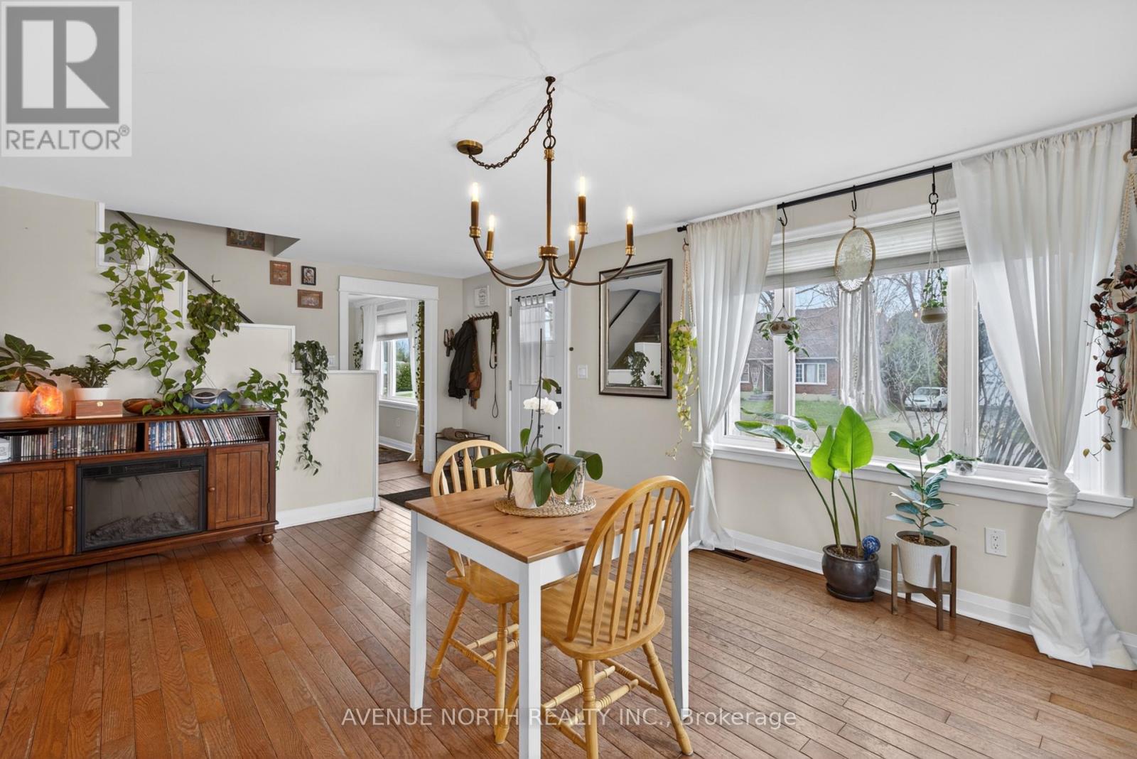 587 ROY STREET W