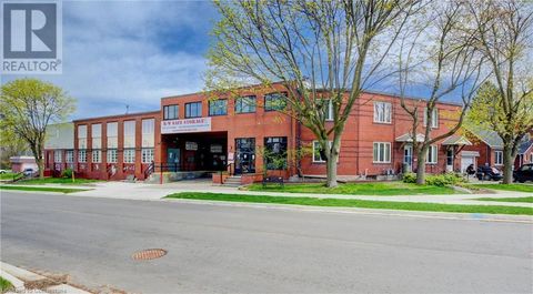 136 MOORE Avenue S Waterloo ON N2J1X5