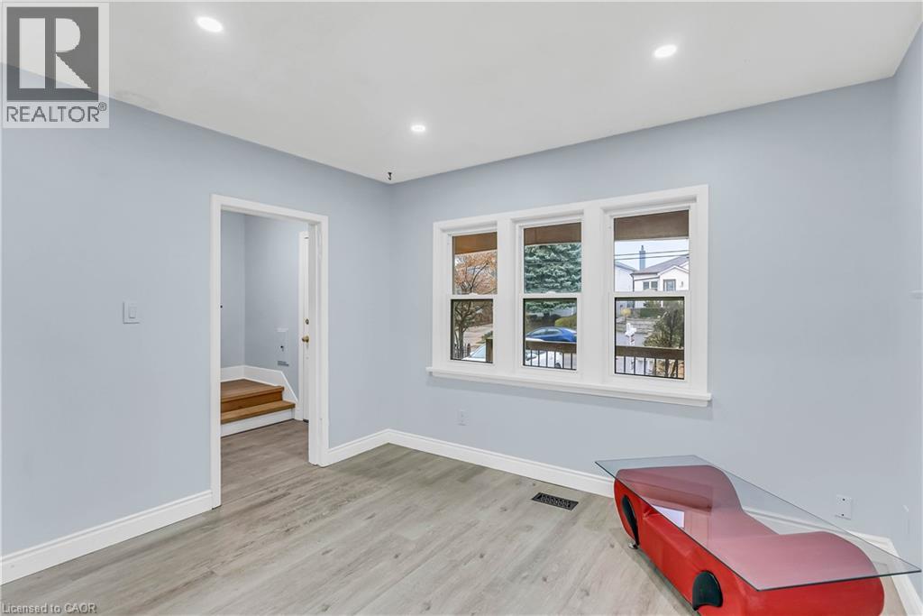 392 S VICTORIA Street S