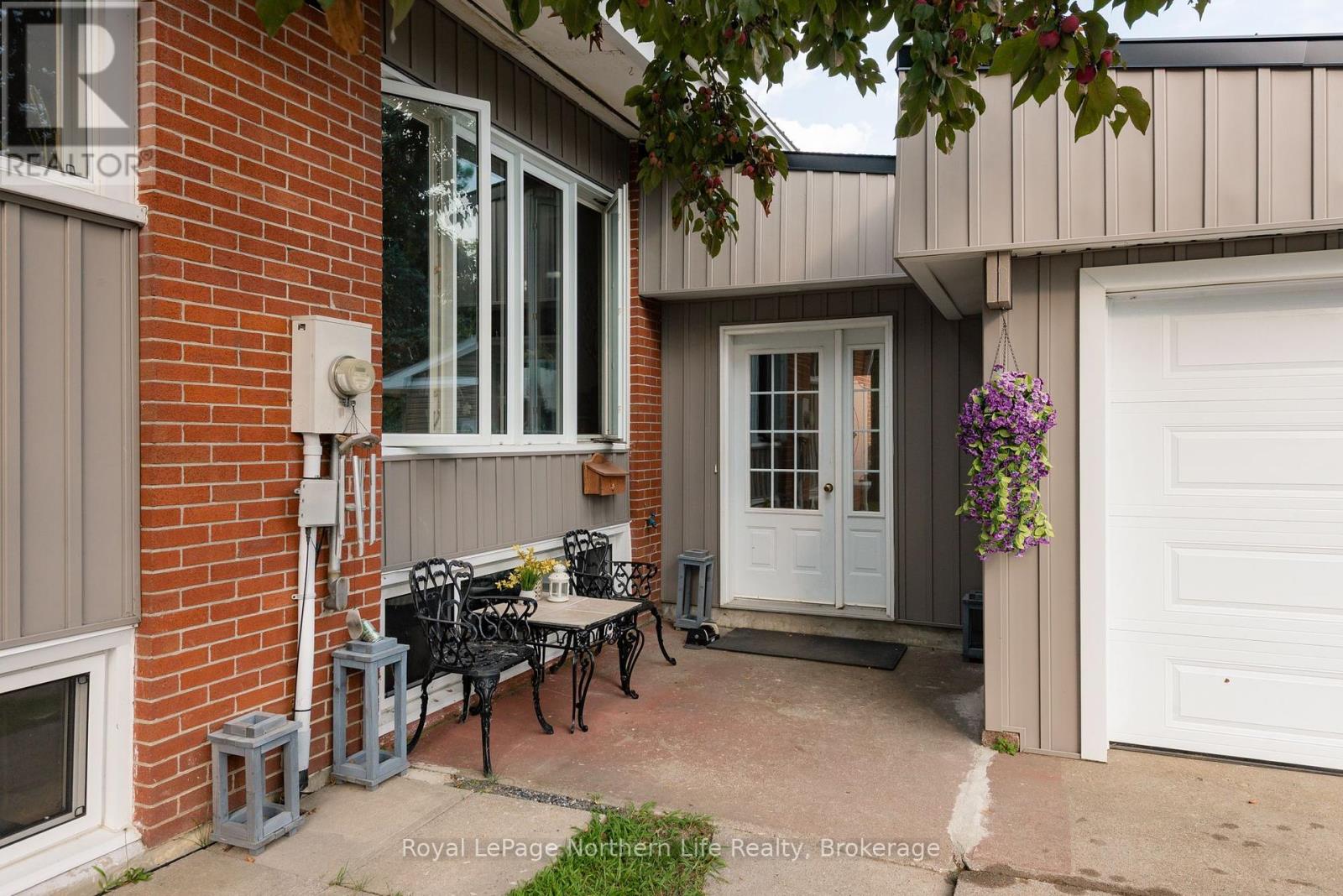 1498 PINEGROVE CRESCENT