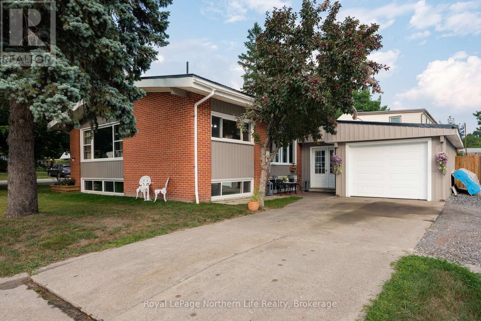 1498 PINEGROVE CRESCENT
