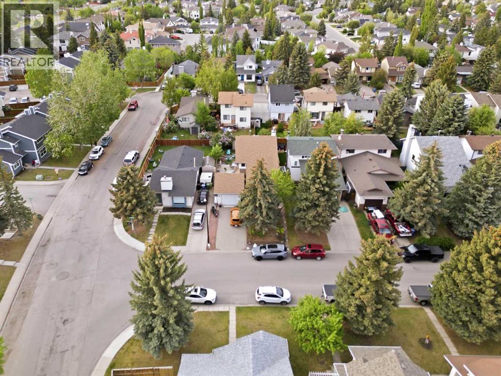 68 Woodview Court SW