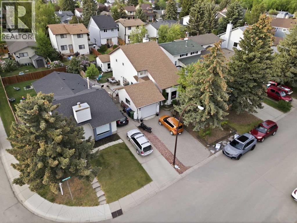 68 Woodview Court SW