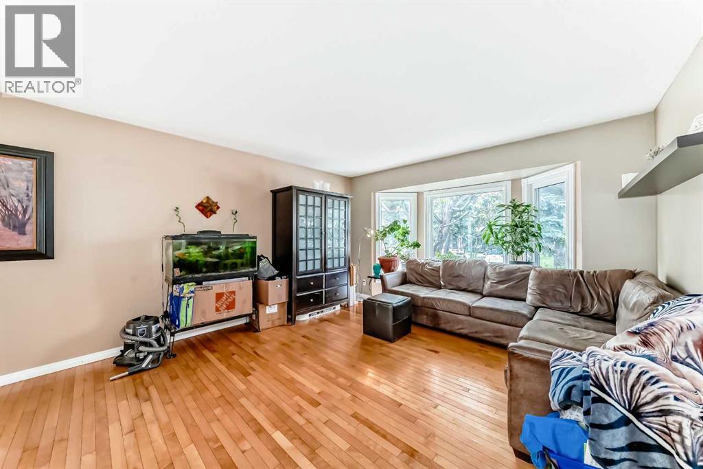 68 Woodview Court SW