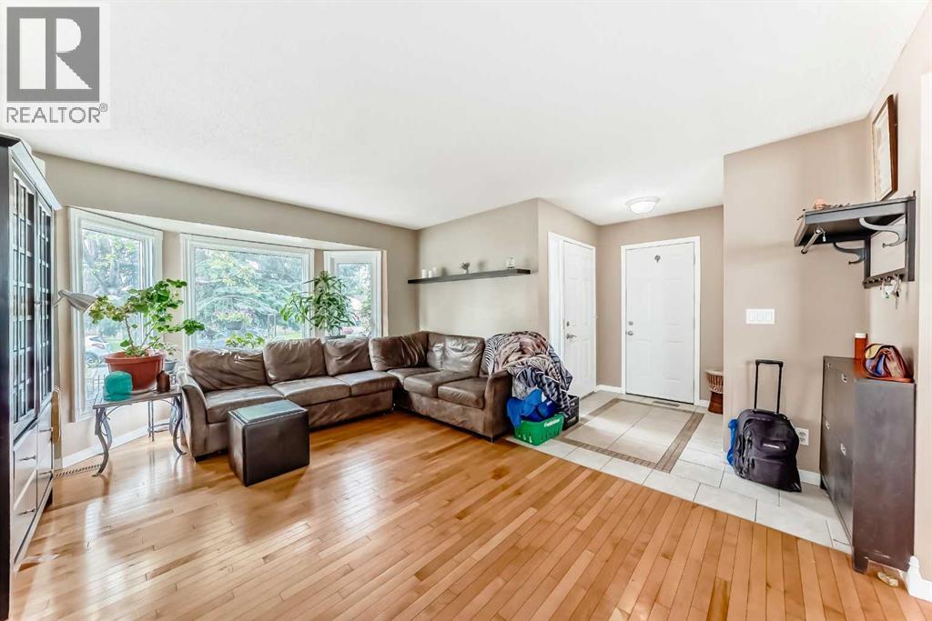 68 Woodview Court SW