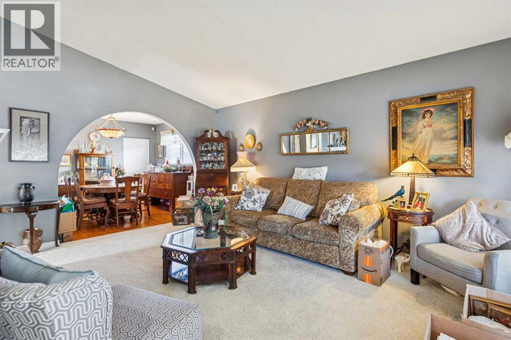 409 Woodland Crescent SE