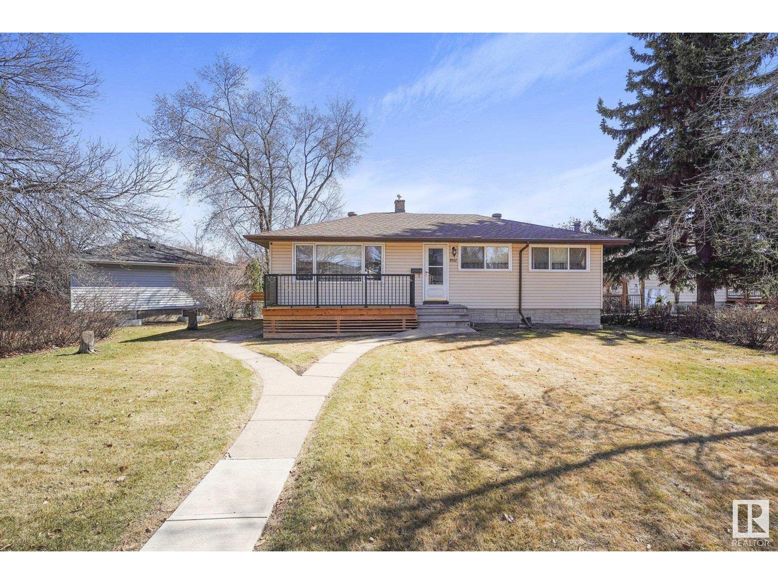 8735 93 AV NW