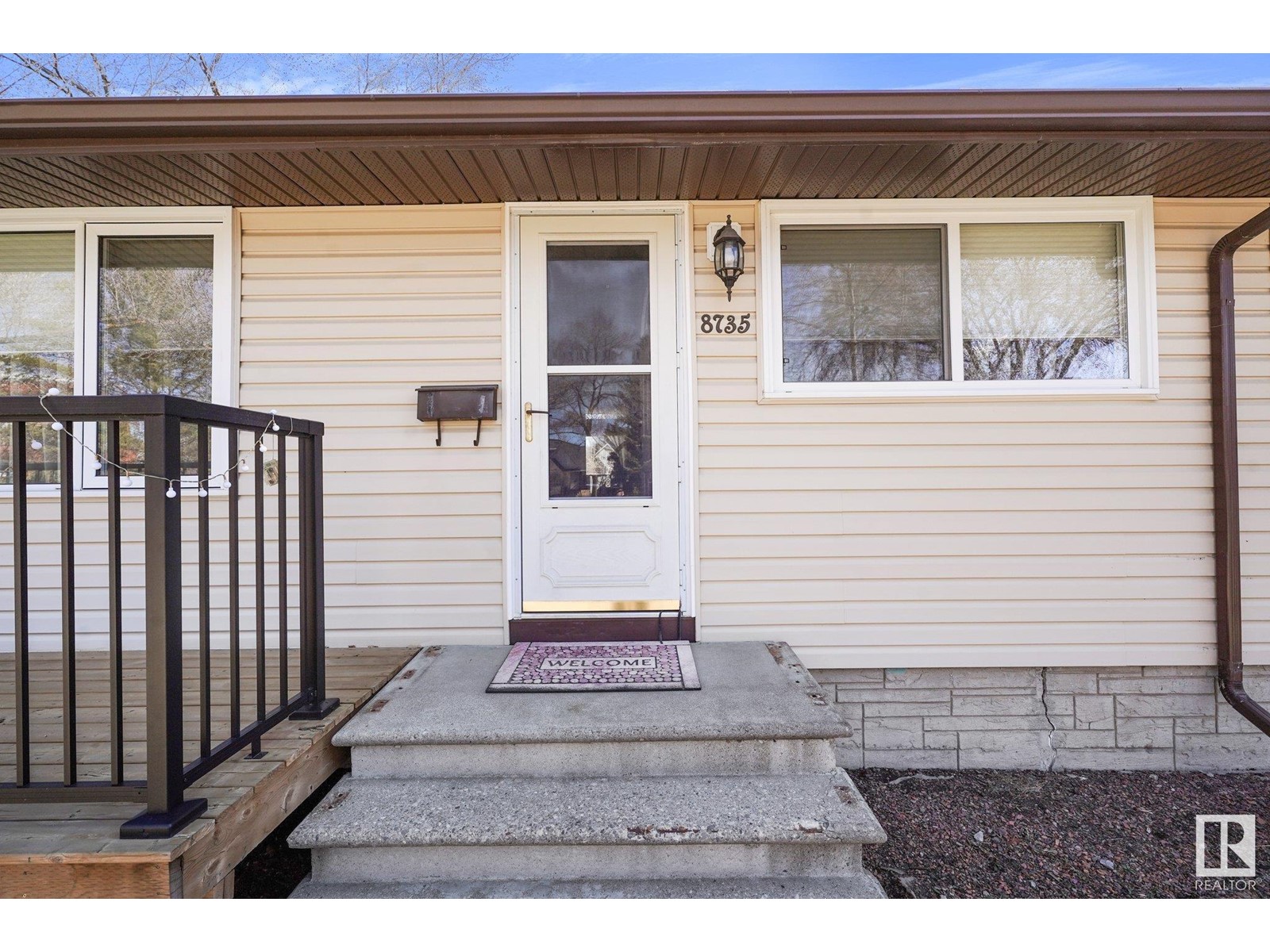 8735 93 AV NW