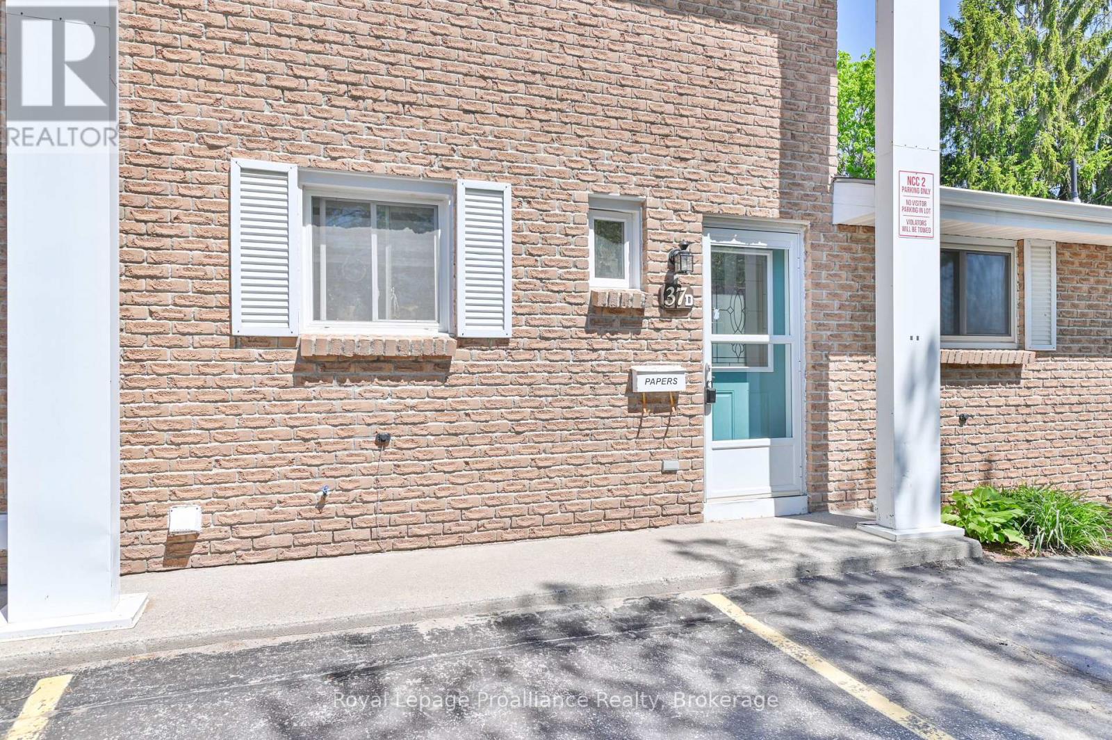 D - 37 YOUNG STREET