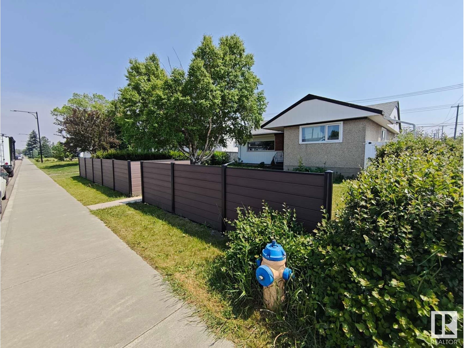 8023 70 AV NW