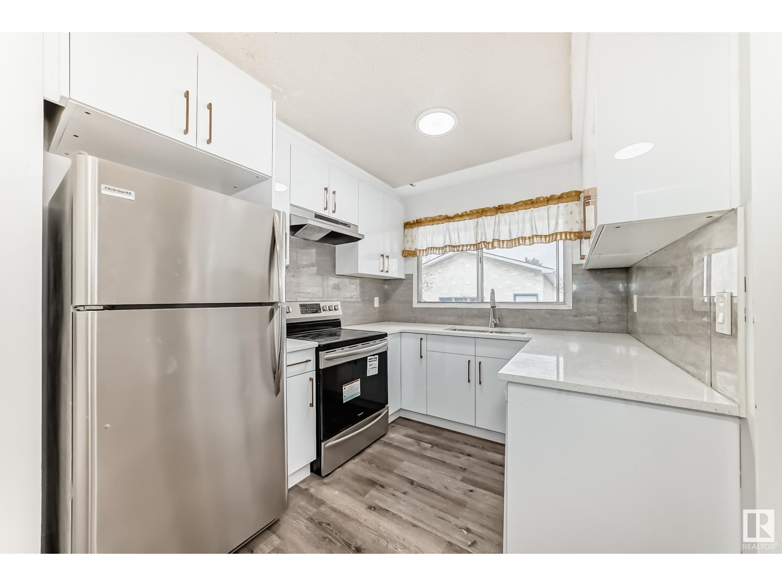 6804 32 AV NW