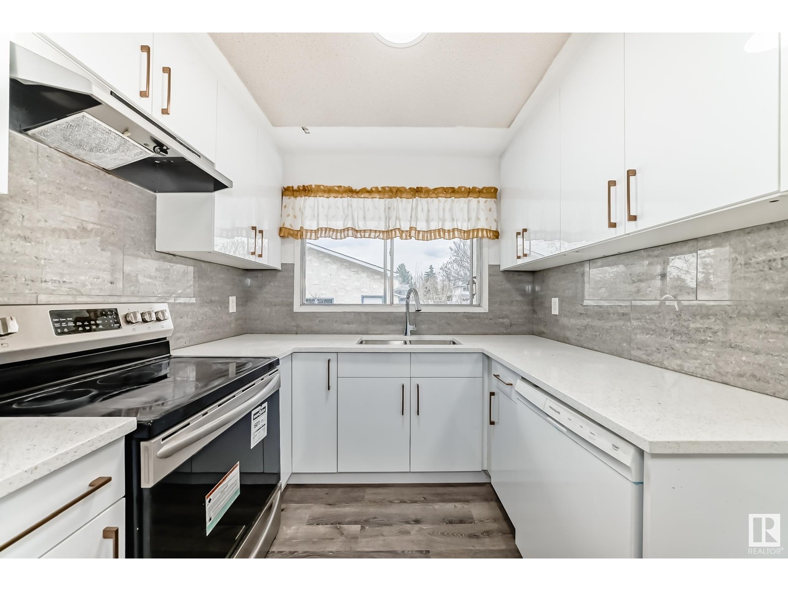 6804 32 AV NW