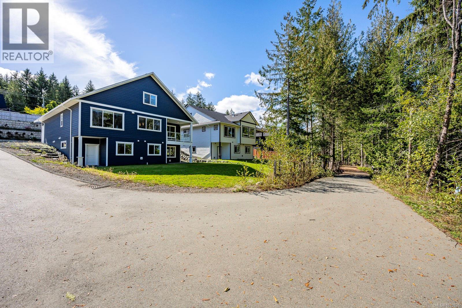 3240 Klanawa Cres