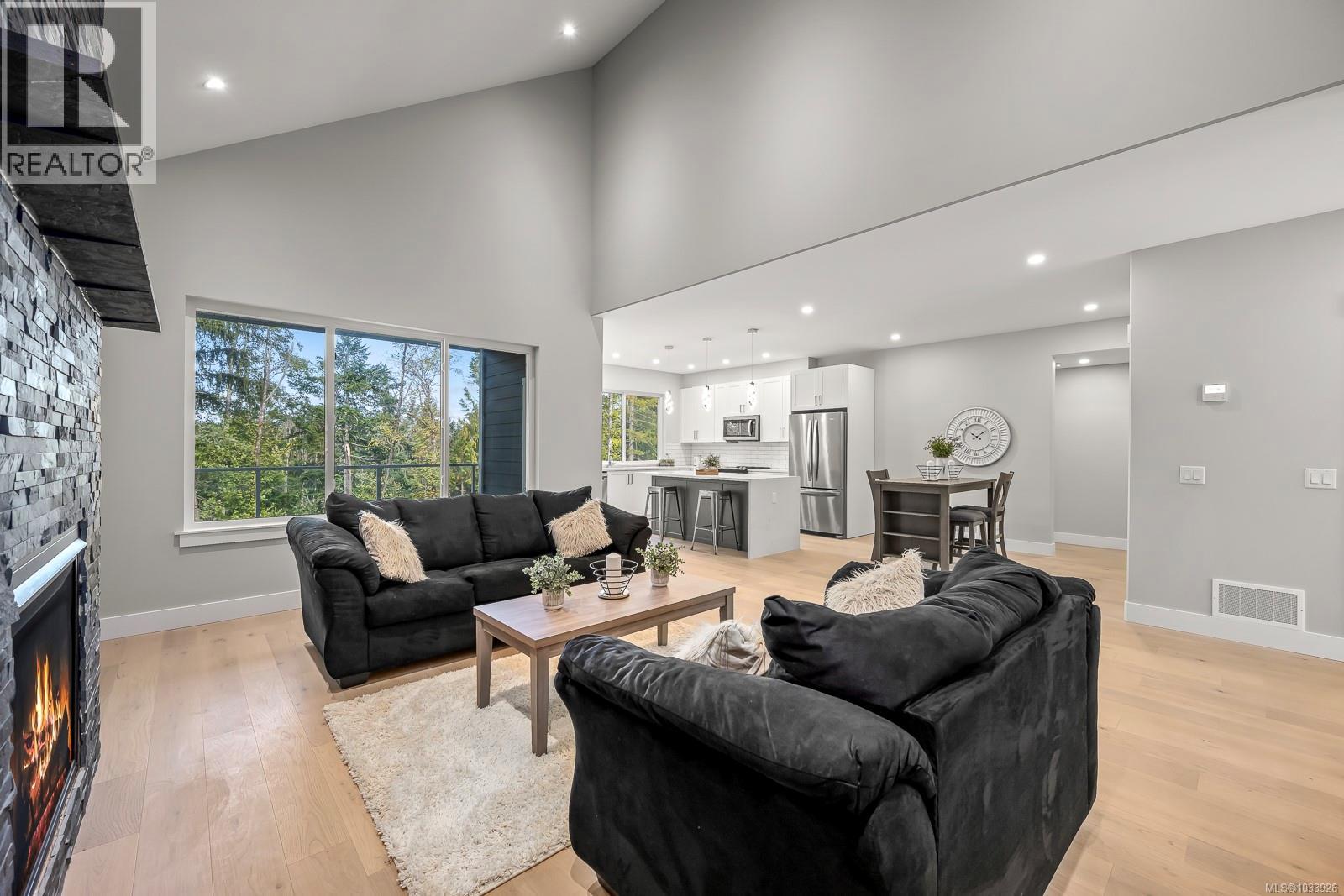 3240 Klanawa Cres