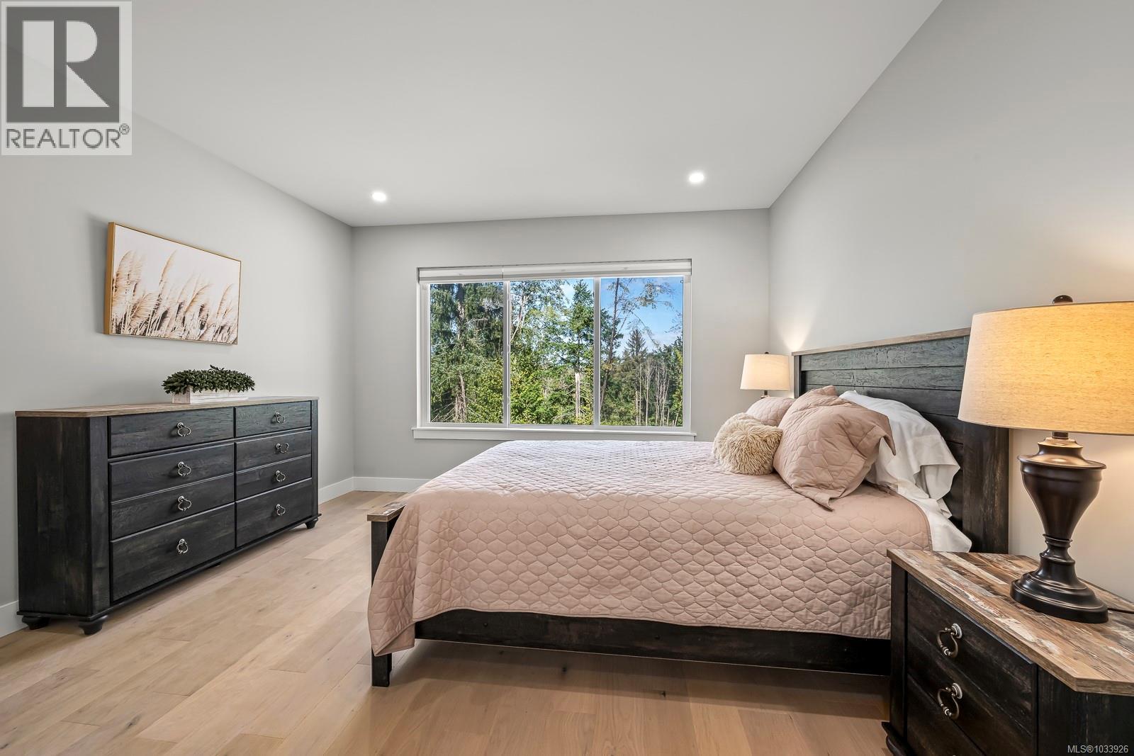 3240 Klanawa Cres