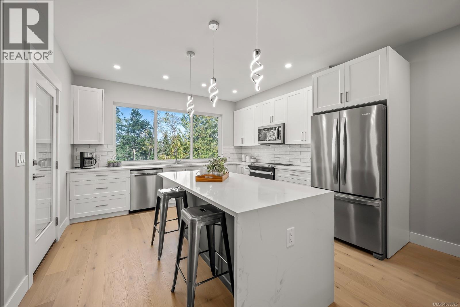 3240 Klanawa Cres