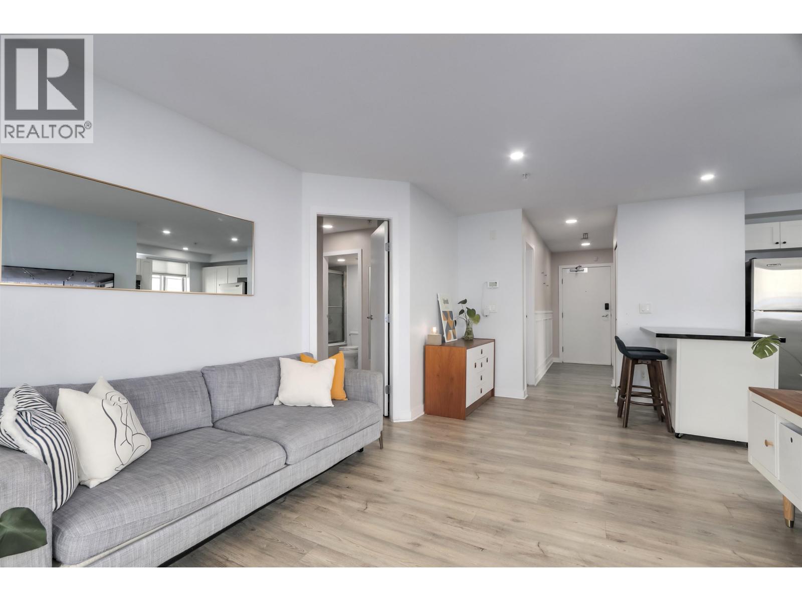 302 122 E 3RD STREET