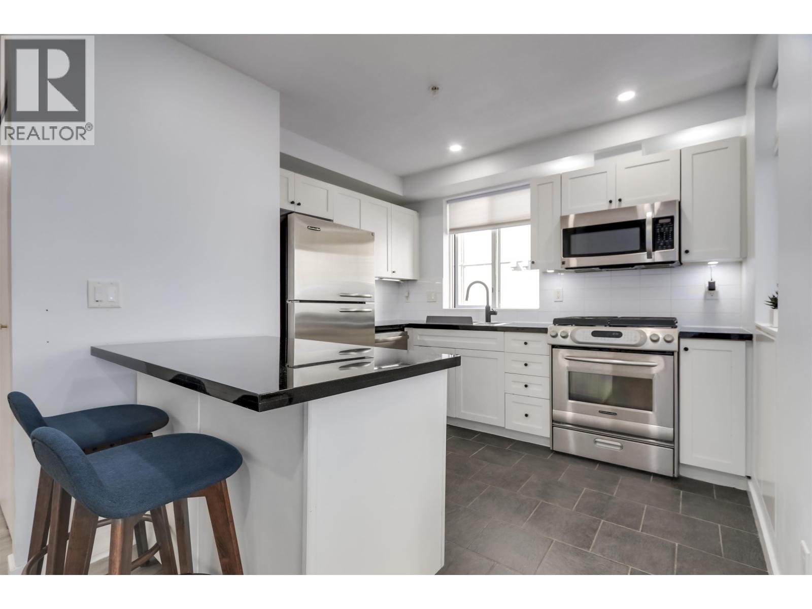 302 122 E 3RD STREET