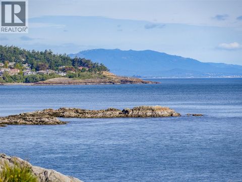 2550 Queenswood Dr Saanich BC V8N1X5