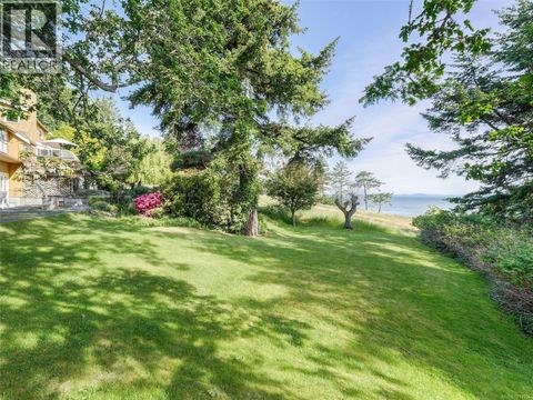 2550 Queenswood Dr Saanich BC V8N1X5