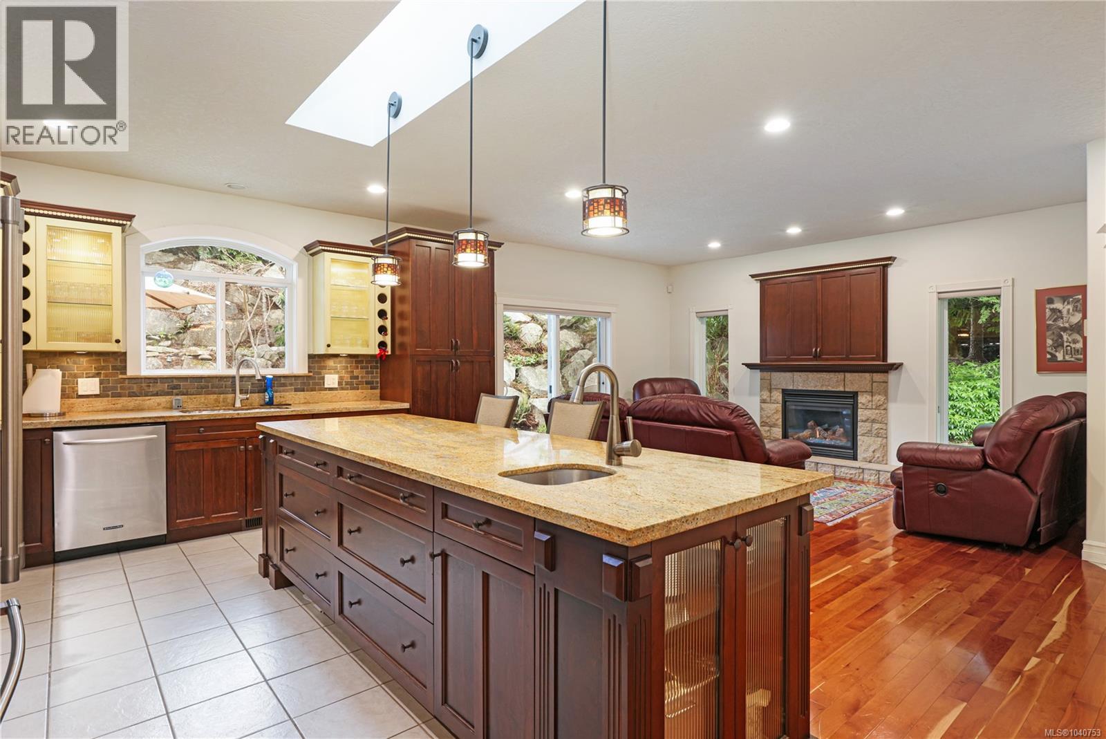 3151 Klanawa Cres