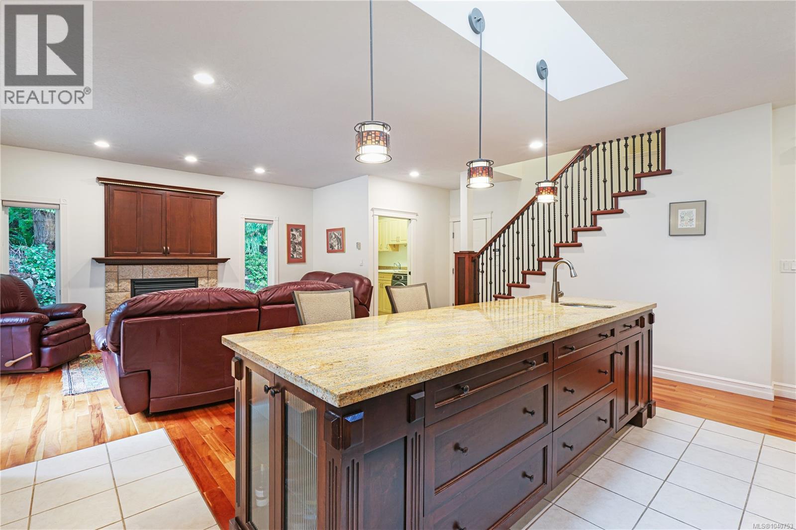 3151 Klanawa Cres
