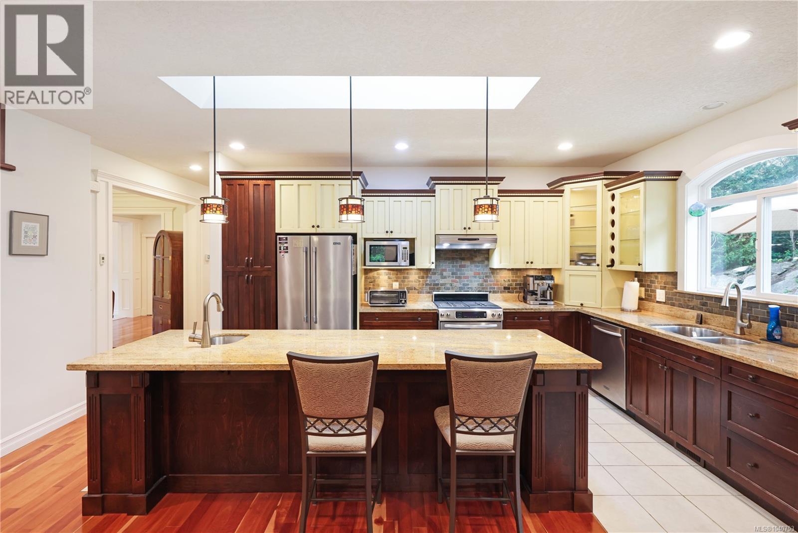 3151 Klanawa Cres