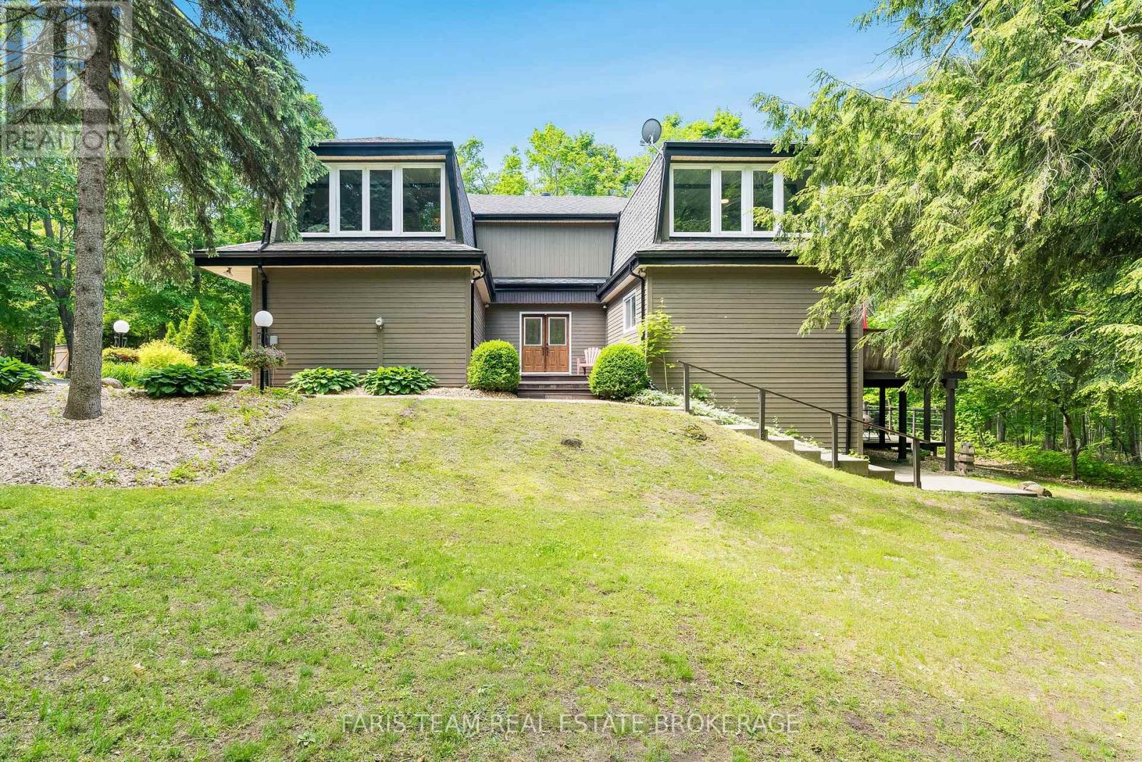 2 WOODLAND CRESCENT