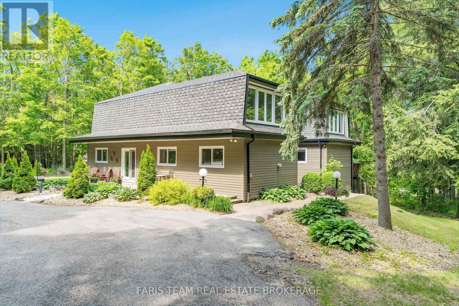 2 WOODLAND CRESCENT