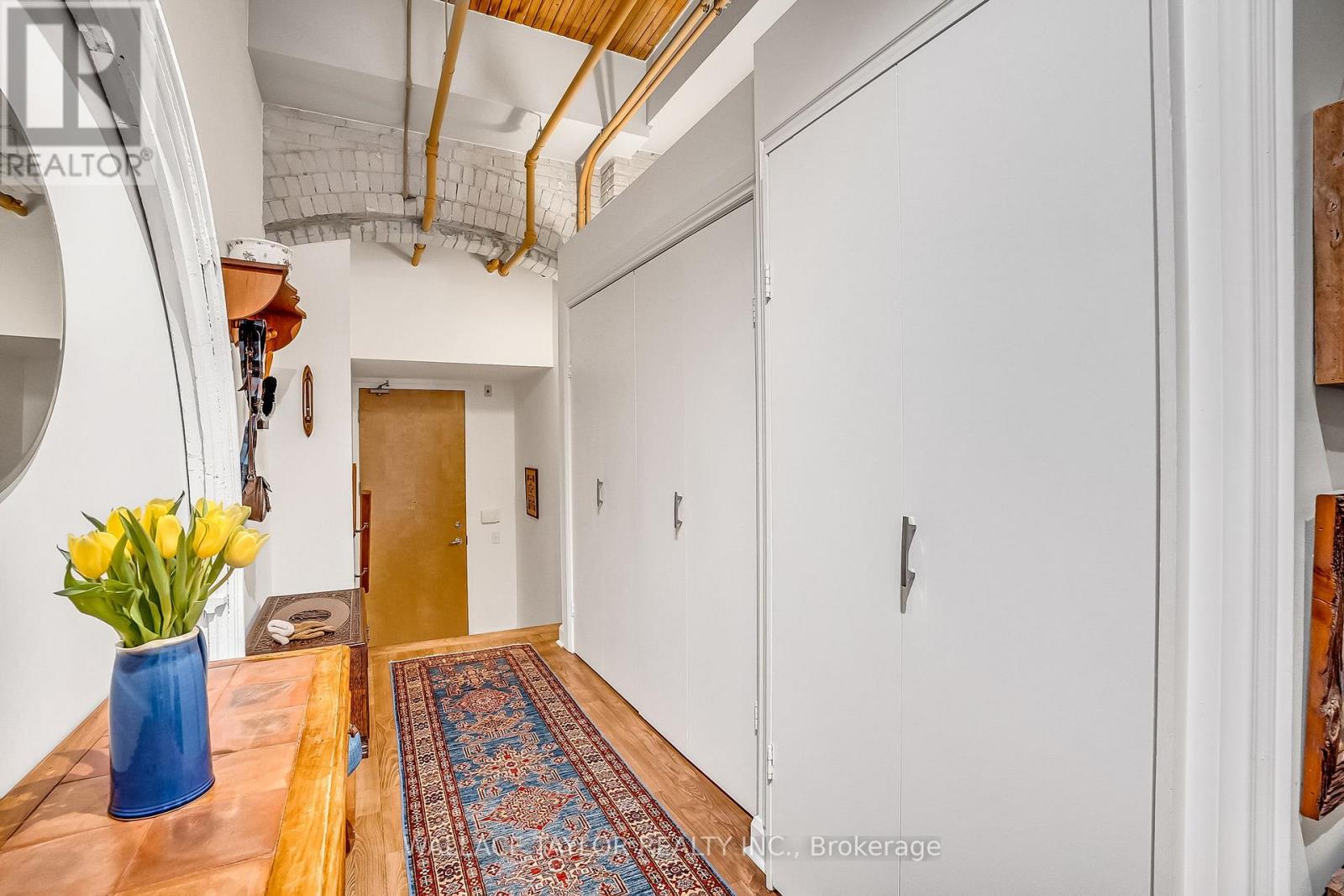 208 - 993 QUEEN STREET W