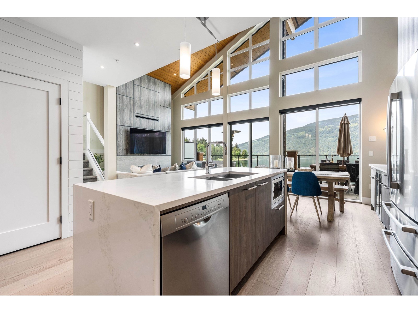 302 3175 COLUMBIA VALLEY ROAD|Cultus Lake North