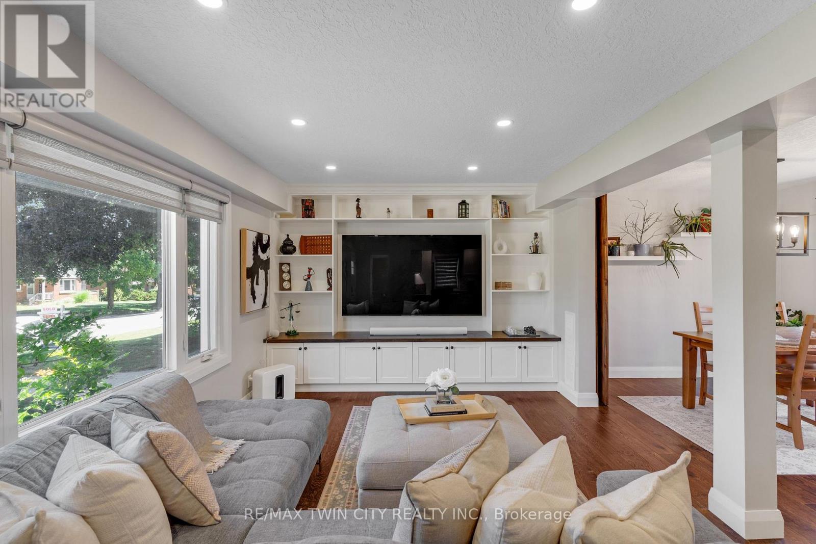 795 ROCKWAY DRIVE