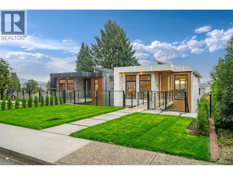 971 ADDERLEY STREET North Vancouver BC V7L1T2