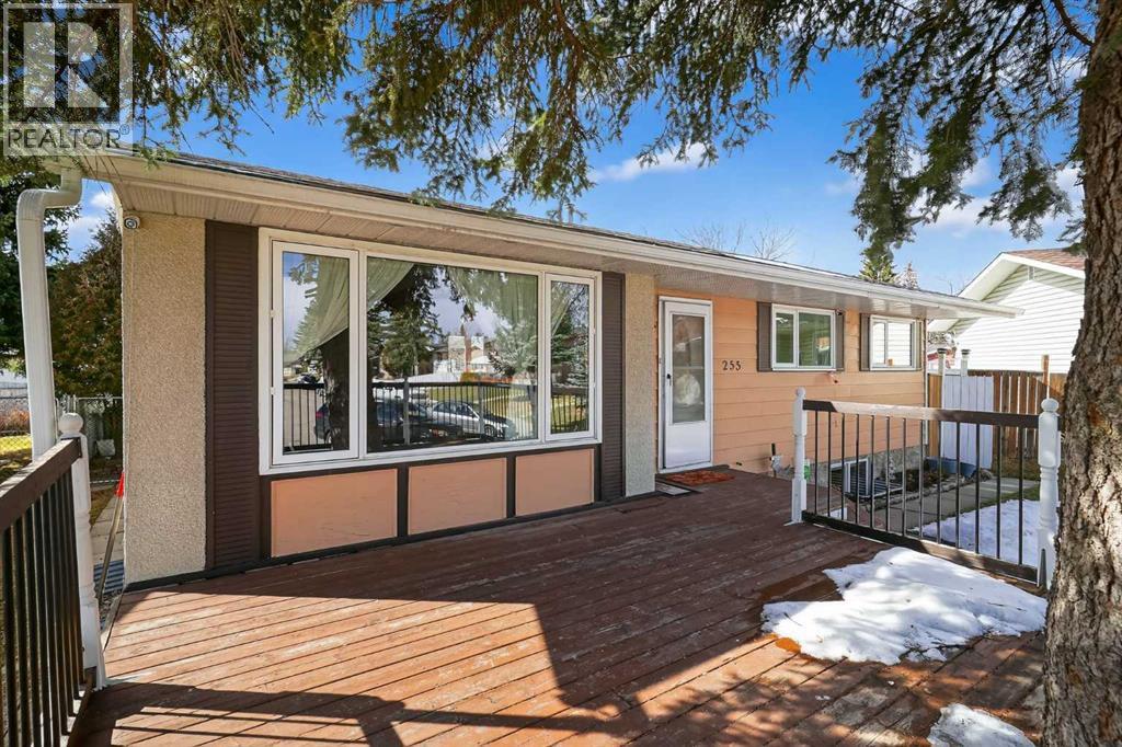 255 Penmeadows Close SE