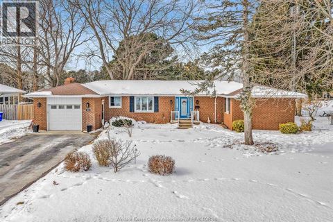 1511 Redwood Kingsville ON N9Y2V4