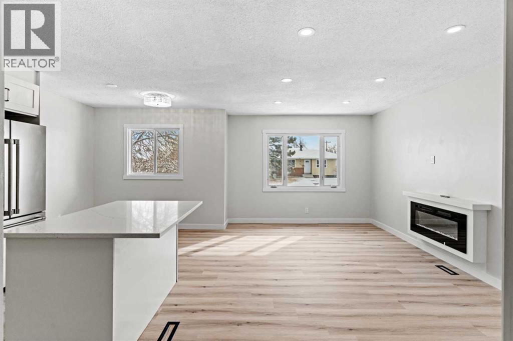 937 Marcombe Drive NE