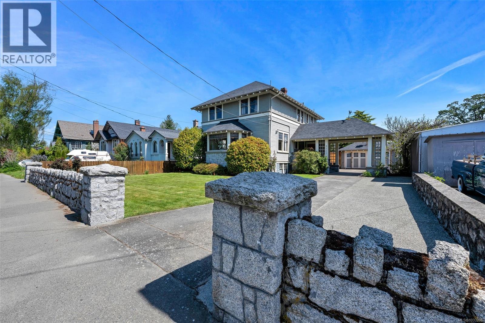 3107 Quadra St