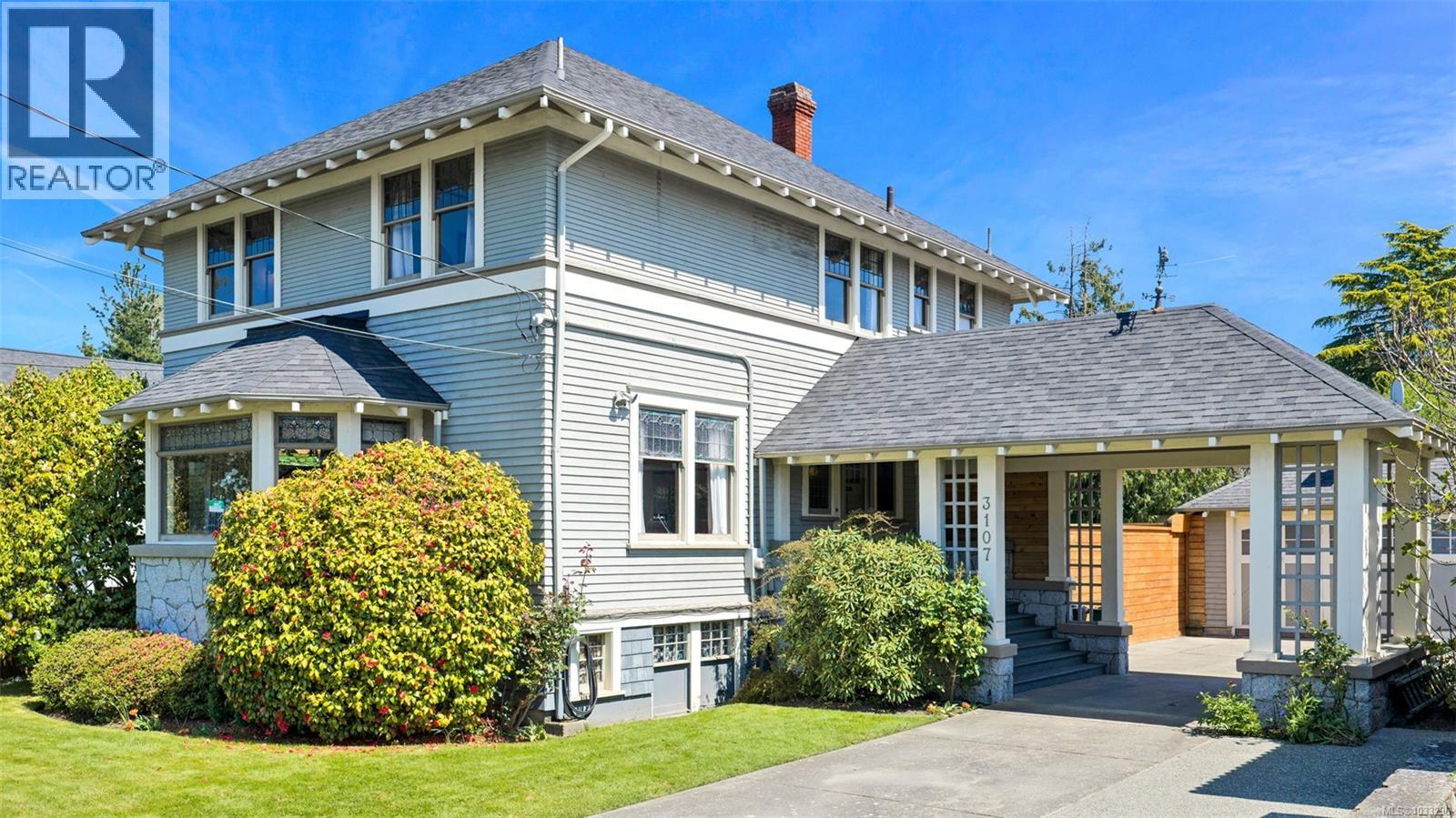 3107 Quadra St