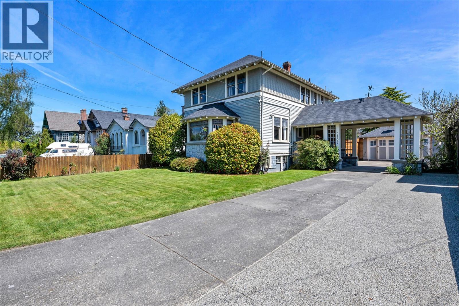 3107 Quadra St