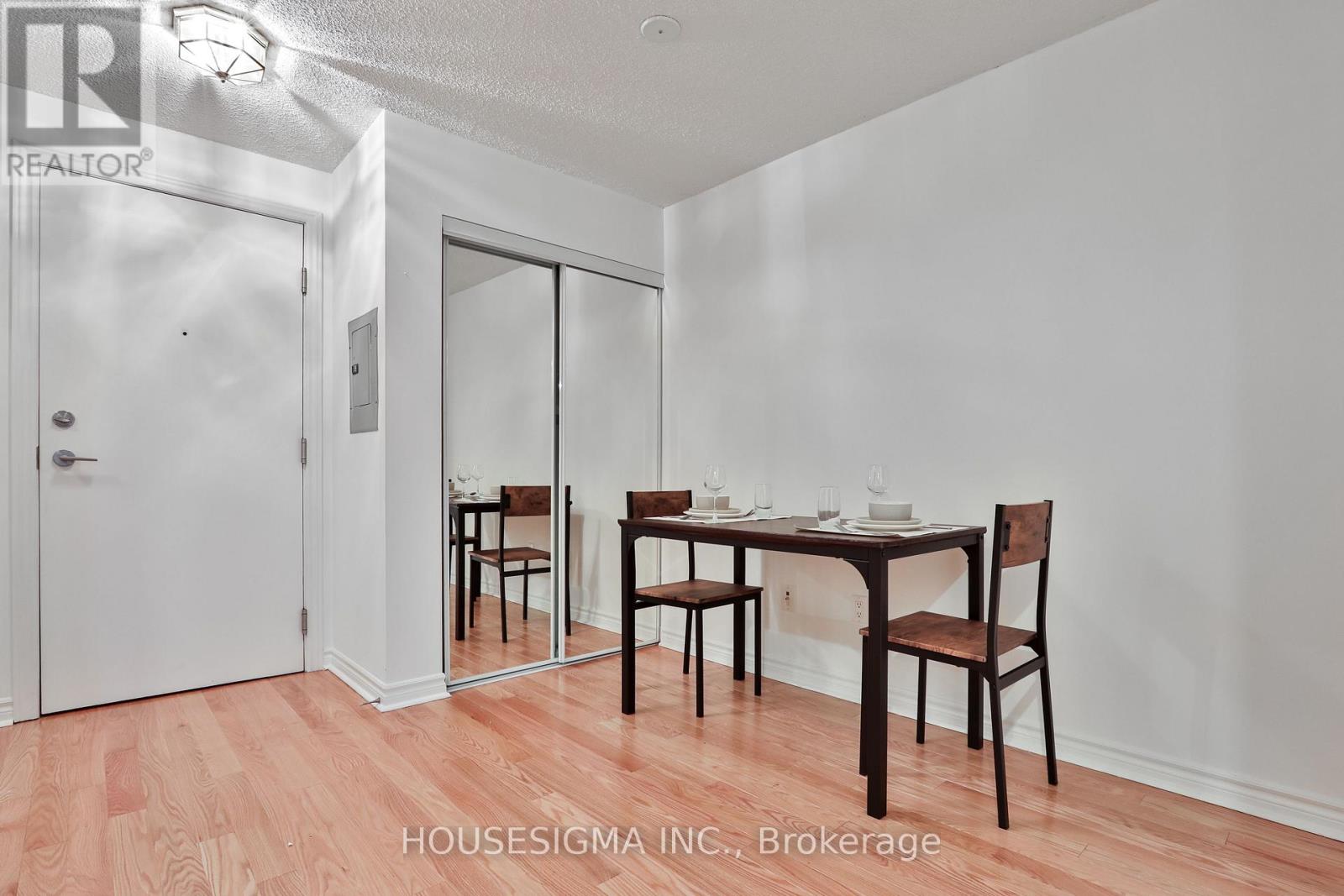 222 - 270 WELLINGTON ST STREET W
