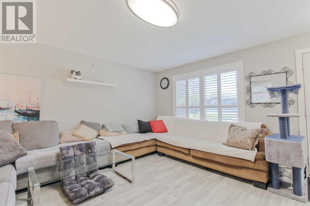 16, 275 Columbia Boulevard W