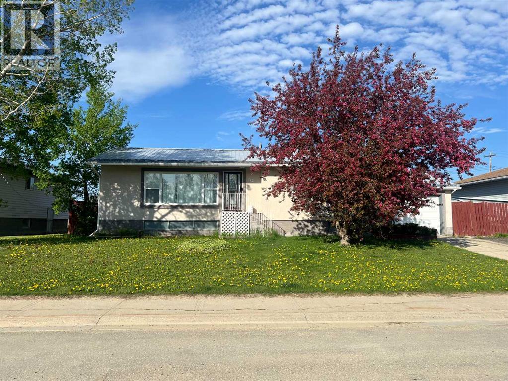 Photo 1 of 13 — 712 3 Avenue, Fox Creek, AB T0H1P0